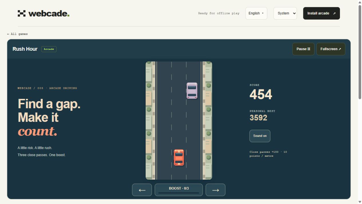 Partida real de Rush Hour con una carretera urbana de tres carriles, coche coral, tráfico, puntuación y botones de dirección y turbo.