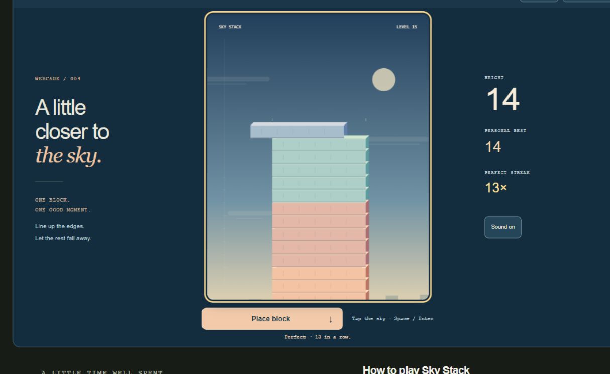 Una partida real de Sky Stack con una torre de altura 14, bloques de colores pastel, una racha de 13 aciertos perfectos y controles de teclado y toque.